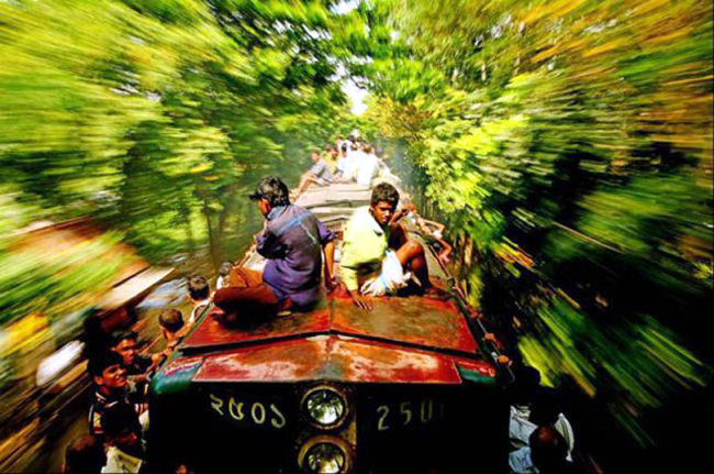 harrowing_bangladesh_train_hopping_images_640_01