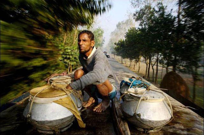 harrowing_bangladesh_train_hopping_images_640_08