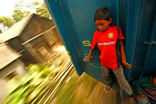 harrowing_bangladesh_train_hopping_images_640_09