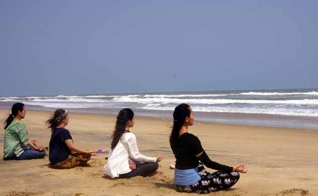 インド、プリーのビーチでヨガ仲間と瞑想