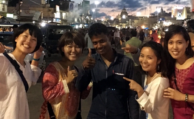 インド人と記念撮影するレイチェル インドの街角でインド人と記念撮影