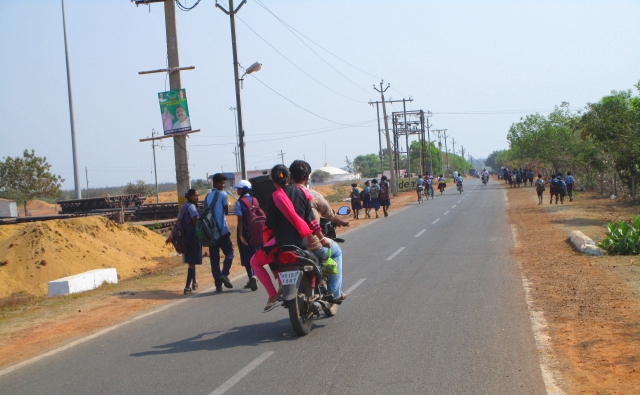 通学途中の子供たちとバイク。