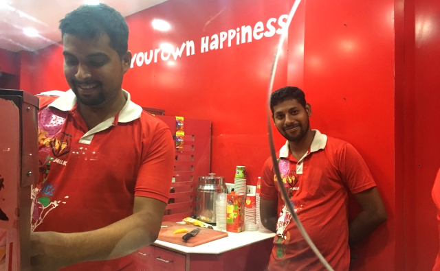 Kwality Wall's Happiness Staionの店員のお兄さん。