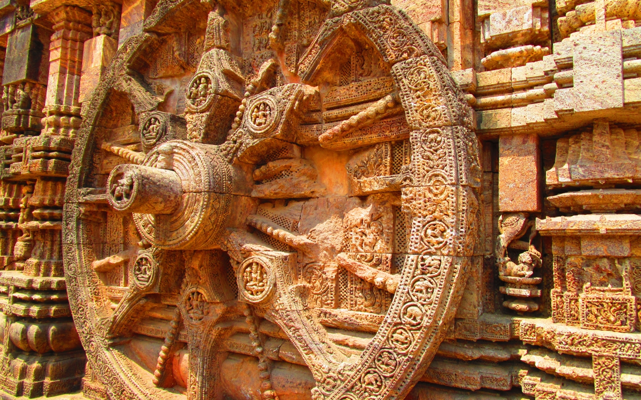 スーリヤ寺院の大車輪。見切れるほど大きい！