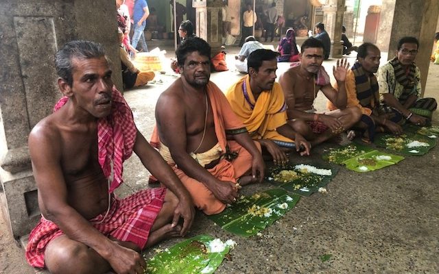 ヒンディー教徒が寺院飯を食べる様子