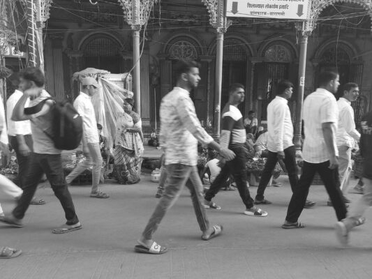 町を闊歩する人々