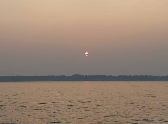 ガンジス河に昇る朝日
