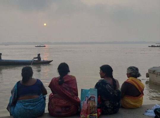 ガンジス河を眺める女性達