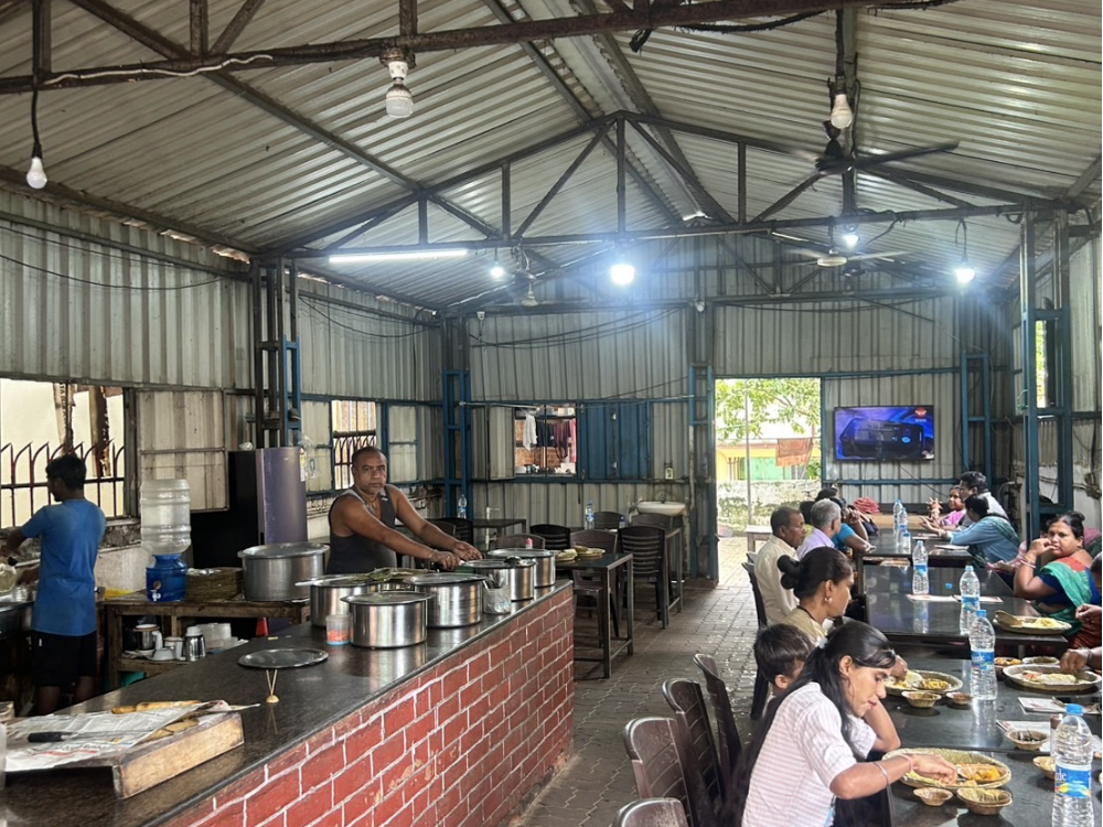 簡素な作りの店内!