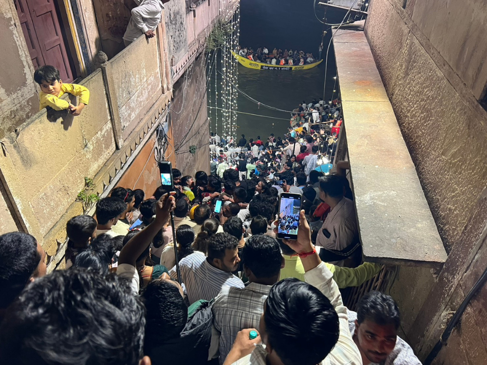 階段も人でいっぱい