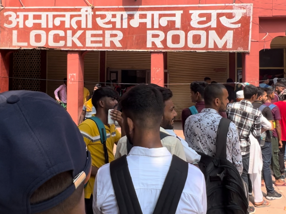 混み合うロッカールーム