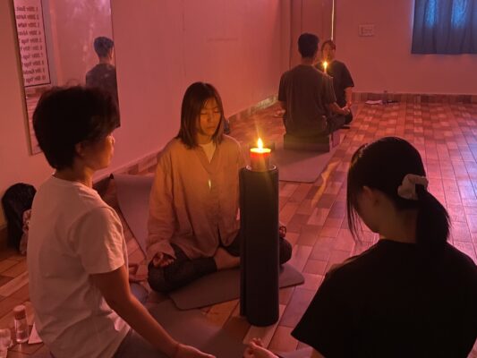 瞬きせずに蝋燭の炎を見つめます