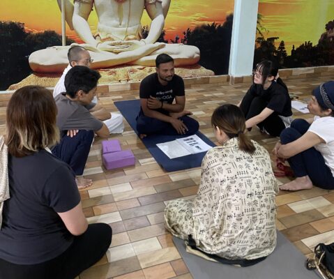 プラカーシュ先生の言葉をみんな真剣に聞いています