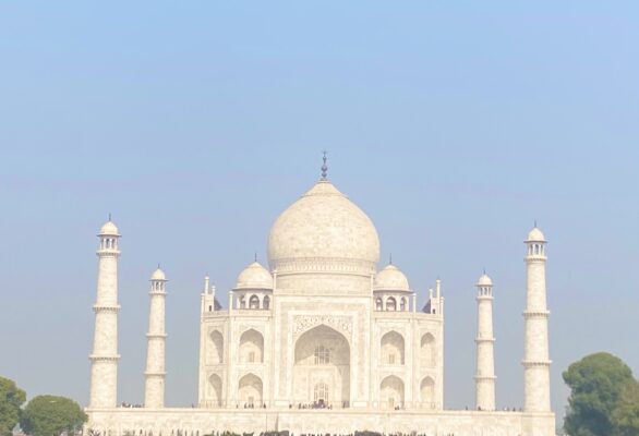 タージマハルは圧巻の大きさ