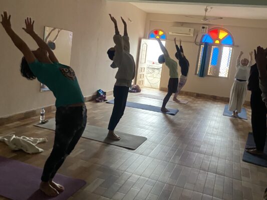 太陽礼拝やヨギックエクササイズのやり方もこの時間でしっかり学んでいきます