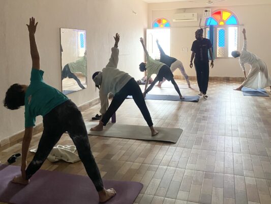 朝のアーサナクラス