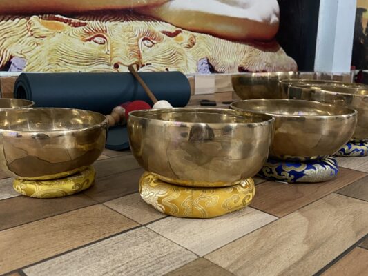 本場インドで奏でられるシンギングボウルで音浴体験
