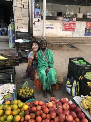 行きつけの果物屋さん。言葉が通じなくても全く問題ありません！