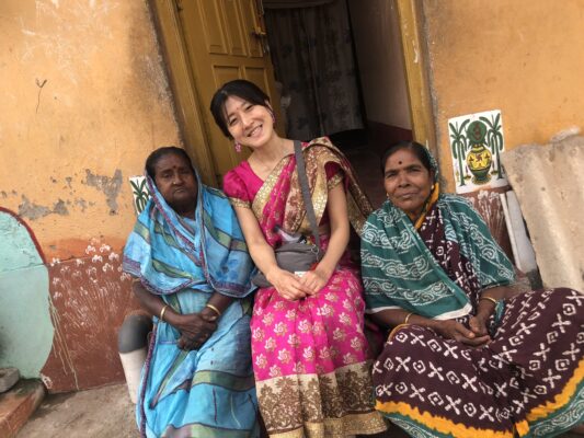 サリーを着ているとご近所さんとの距離もぐっと縮まります。