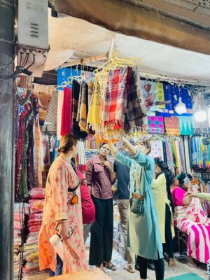 サリーを見て歩くのも楽しい♬街のいたるところでサリーは売られています。