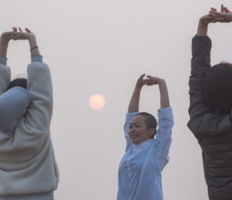 初日の出を浴びながらのビーチヨガ