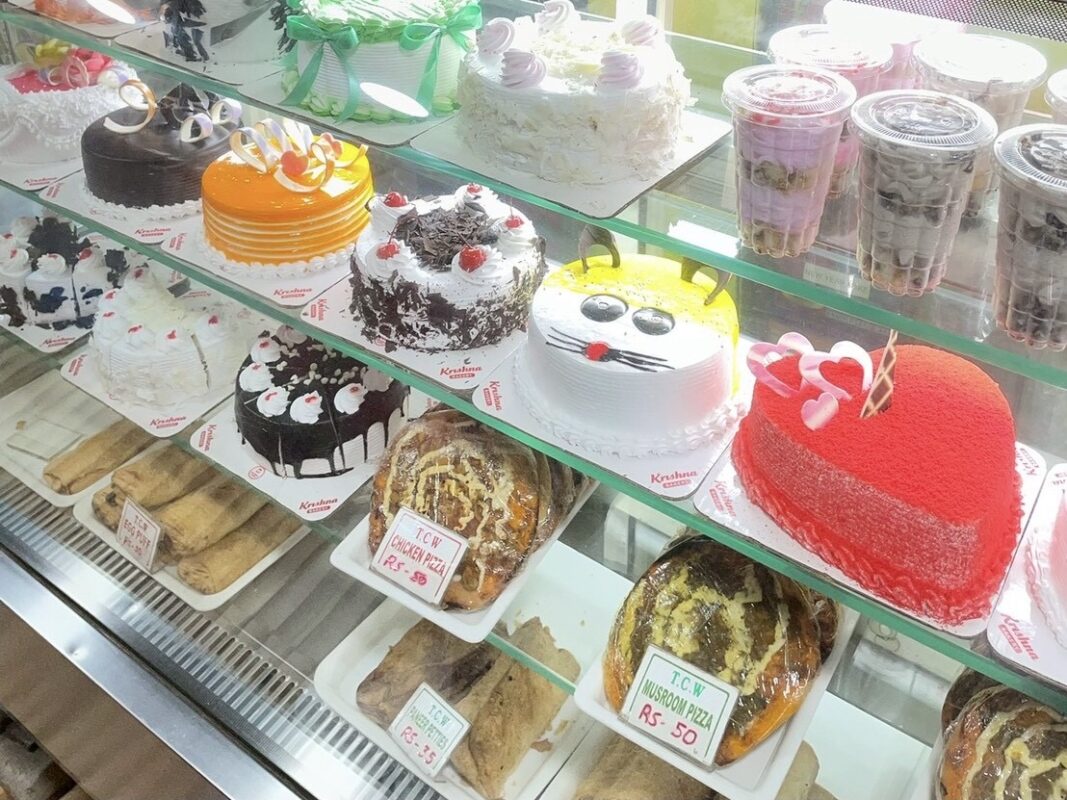 ターム中に先生の誕生日ケーキを買いに行きました。インドのケーキかわいい!